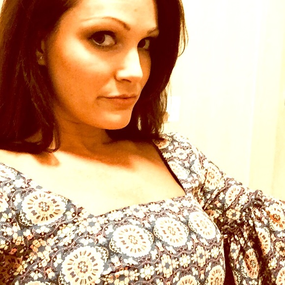 Meet your Posher, Stephanie - Picture 2 of 4